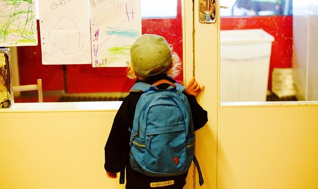 rentree-en-maternelle-porte-entrée-classe