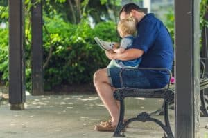 père faisant la lecture à un bébé